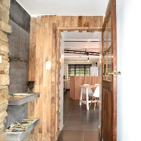 Сasa de vacaciones Charming House Near *